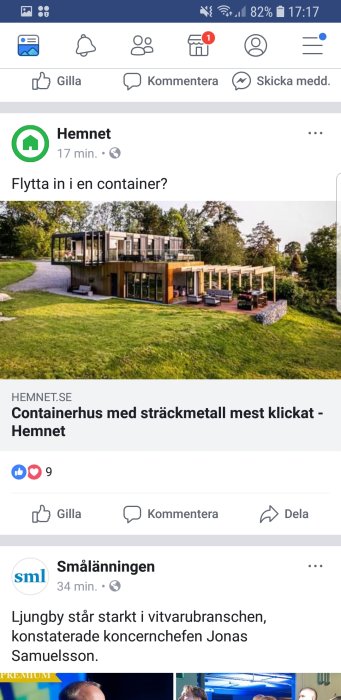 Moderna containerhus med träveranda omgiven av grönt gräs.