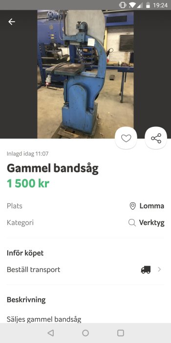 Äldre blå och grå bandsåg i ett verkstadsutrymme, tänkt att likna en Ejca B-50.