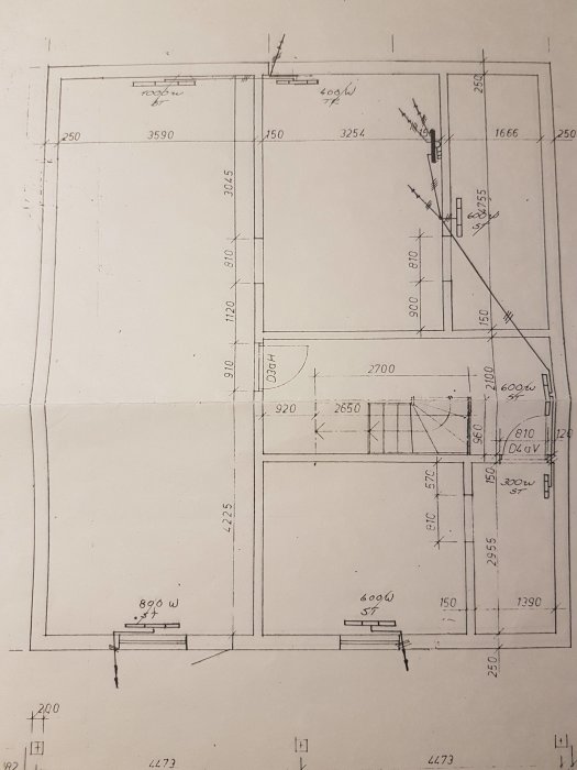 El-schematisk ritning av bottenvåningen på ett hus med måttangivelser och radiatorplaceringar.