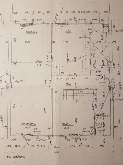 Detaljerat el-schema för bottenvåning med markerade radiatorer och måttangivelser för olika rum.