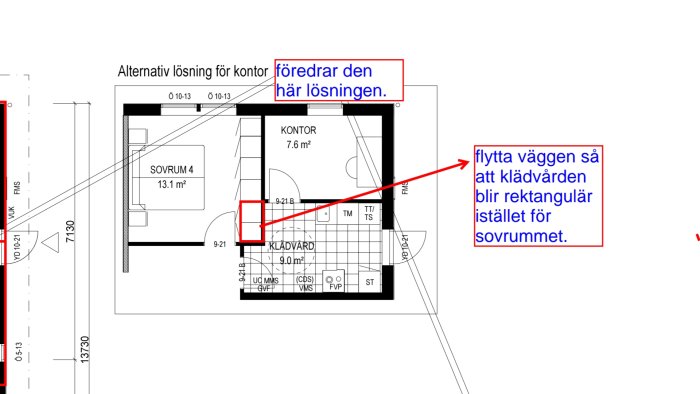 Ritning av ett hus med markerat förslag på ändring av vägg för att göra klädförvaring rektangulär.