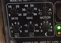 Närbild av en styrenhet med reglage, indikatorlampor och graderingar för olika inställningar, märkt "ATOMIX 300. Made in Finland".