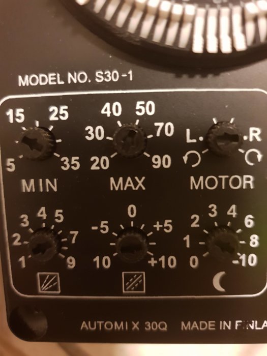 Närbild av en termostatregulator, modell S30-1, med flera inställningsknappar och symboler.