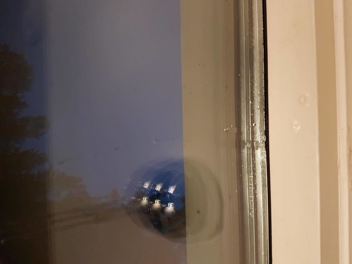 Fönster med synliga vattendroppar i ovankant som tecken på att det läcker in vatten.