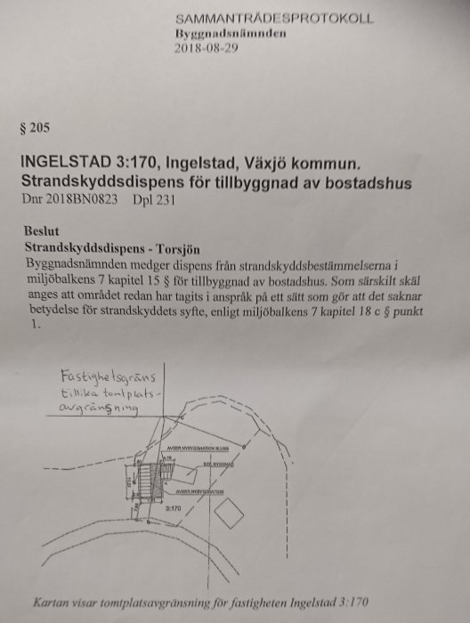 Dokument med beslut om strandskyddsdispens och skiss över fastighetens avgränsning.