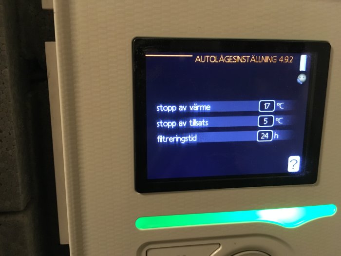 Digital termostat för hemvärme med inställningar för temperatur och filtreringstid på skärmen.