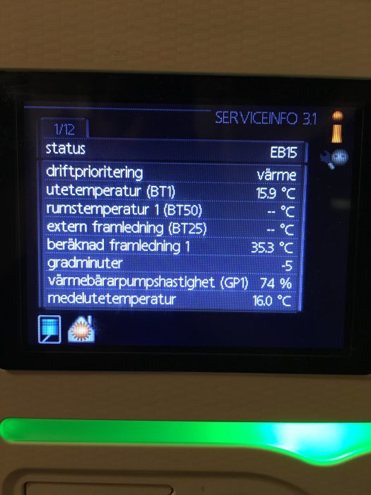 Display för värmepump med statusinformation inklusive drifttemperatur och pumpkapacitet.