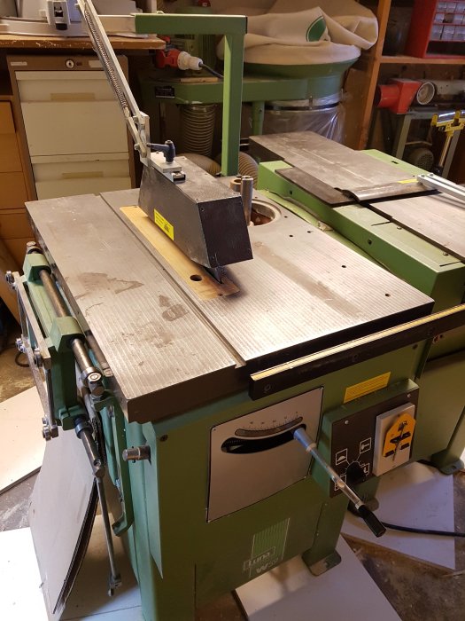 En grön Luna W59 kombinationsmaskin från 1991 för sågning, hyvling och vertikalfräsning i ett verkstadsutrymme.