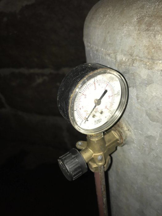 Manometer på hydrofor visar trycket i vattensystemet, monterad på en rörmock.