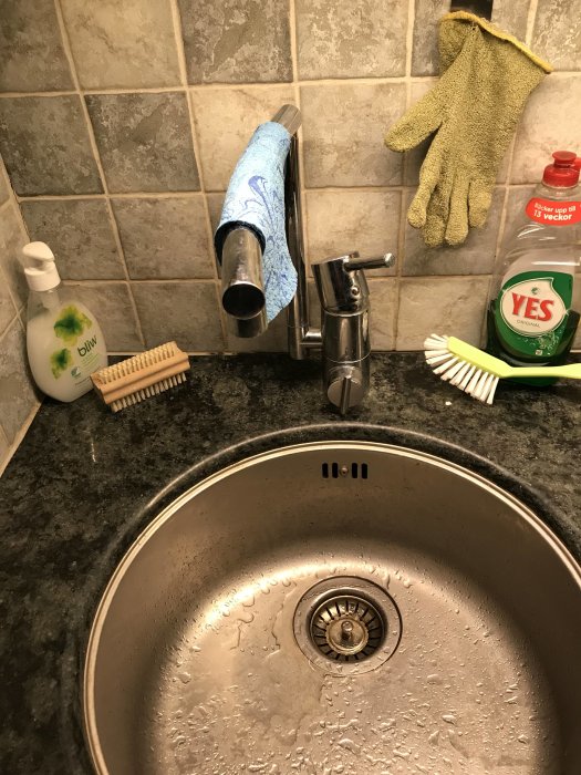 Köksho med öppen kran och diskmedel, inget vattenflöde trots pågående problem med hydroforen.