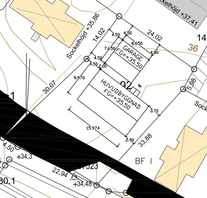 Ritning av ett byggprojekt som visar mått på ett passivhus och angränsande garage.