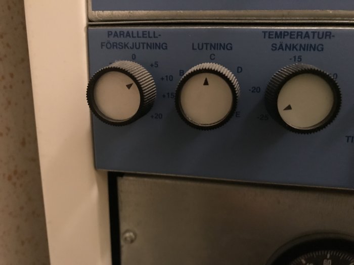 Kontrollpanel på en IVT/Autoterm 200 elpanna från 2001 med inställningsrattar för temperatur och tid.