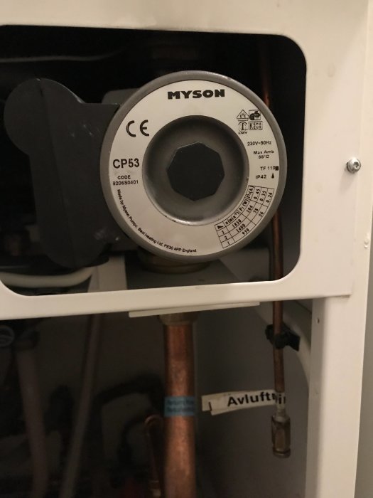 Cirkulationspump märkt MYSON CP53 installerad ovanför ett kallt kopparledningsrör.