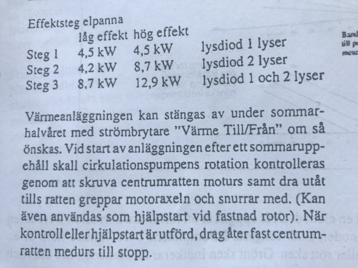 En sida ur en manual som beskriver effektsteg för en elpanna och instruktioner för cirkulationspumpens hantering.