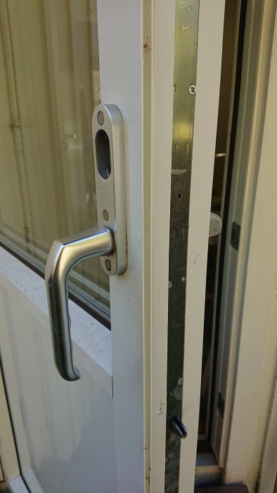 Altandörr med handtag och förberedelse för låskolv, synlig inifrån.