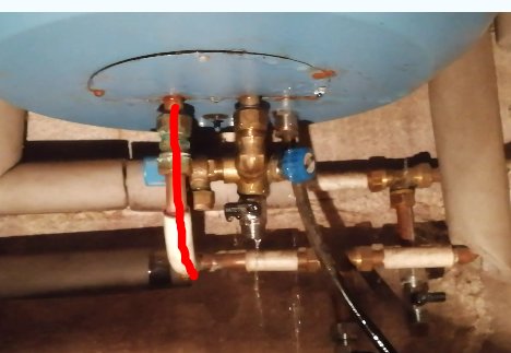 Rörinstallation under behållare med en röd markering som visar vart blandningsventilen borde vara.