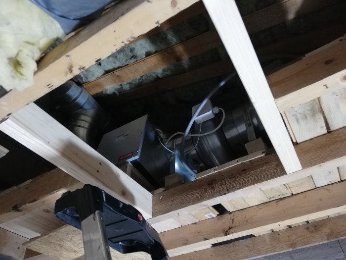 Hemmabyggt kylaggregat monterat i träbjälklag över badrum, med isolering och ventilation.