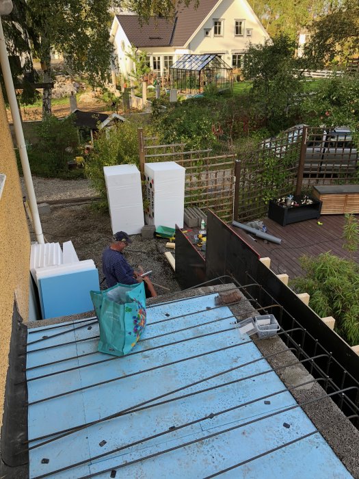 Förberedelse av gjutning för ny yttertrappa med leca-vägg och cellplast, man arbetar på konstruktionen.