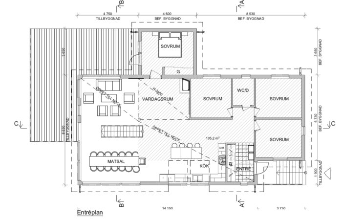 Arkitektonisk ritning av en bostads planlösning med flera sovrum, vardagsrum, kök och matsal, samt markerat förrådsutrymme.