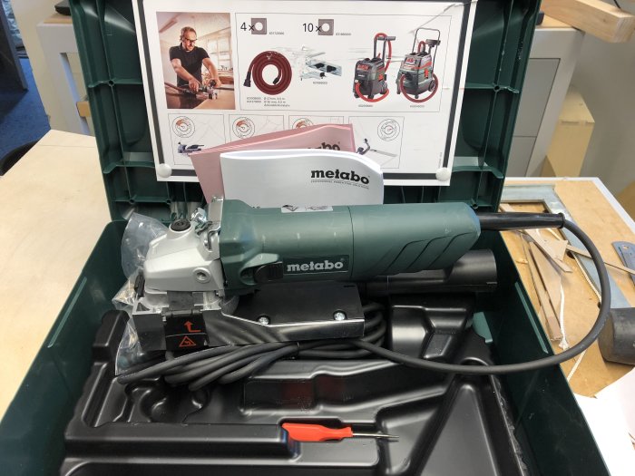 Metabo lackfräs i öppen verktygslåda med prisgarantibevis från Bauhaus i bakgrunden.