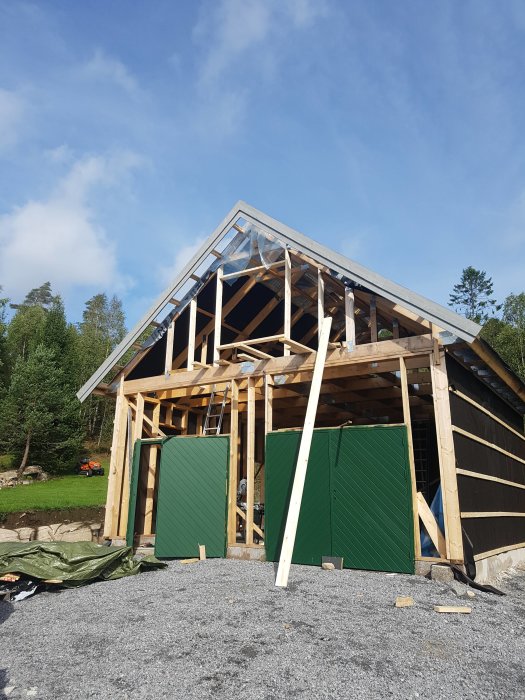 Konstruktion av garagetak med markerad plats för stort icke skalenligt fönster och fönsteröppningar ovanför portar.