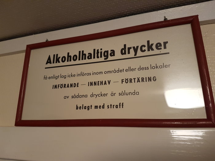 Skylt som förbjuder införande och förtäring av alkoholhaltiga drycker, med röd ram.