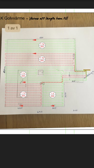 Ritning över nyinstallerat vattenburet golvvärmesystem med markerade slingor och mått.