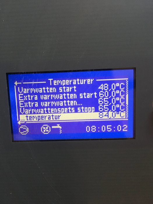 Digital display som visar temperaturvärden för en värmepump med tider och ikoner.