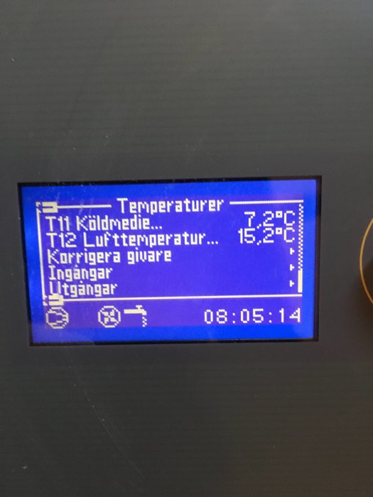 Digital display av en värmepump som visar temperaturvärden och drifttider.