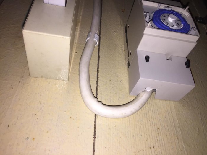 Tidur och strömbrytare på vägg för utomhusbelysning, glappande anslutning som behöver åtgärdas.