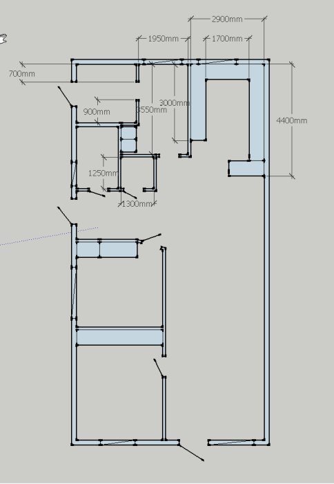 Arkitektonisk planritning över en bostad med måttangivelser, nytt köksläge och extra toalett markerade.