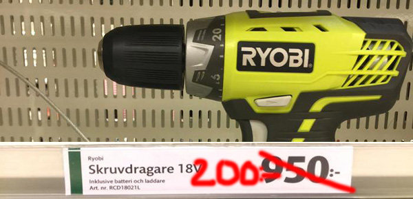 Grön och svart skruvdragare från Ryobi på butikshylla med priset nedsatt från 2000 till 950 kronor.