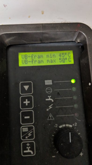 Digital display visar temperaturinställningar min 45°C och max 50°C på en uppvärmningsenhet med symboler och ratt.
