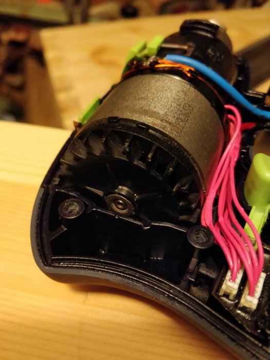 Isärskruvad elmotor med synlig fläkt och kablar, behöver vridas för att starta.
