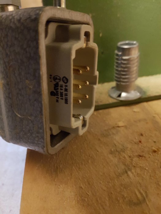 Kontakttyp på en Luna W59 kombimaskin från 1991, med tydliga elektriska anslutningar och en skruv i bakgrunden.
