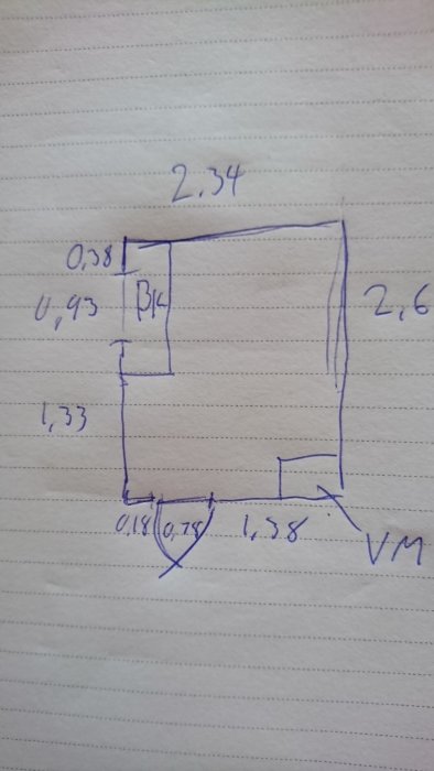 Handritad skiss av ett rum med mått angivna i meter, eventuell planlösning för en renovering.