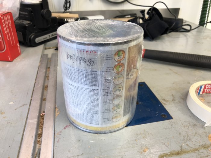 Burk med HVO-olja inslagen i sträckfilm på ett arbetsbord, redo för lagerförvaring.