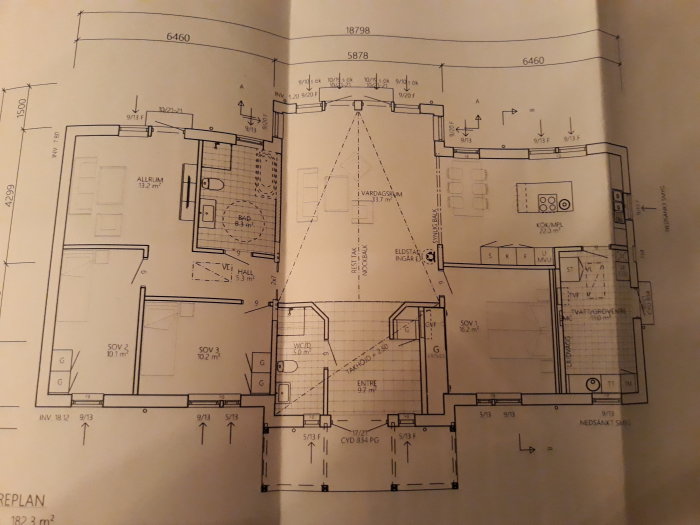 Planritning av ett hus med markerade utrymmen för allrum, kök, sovrum och entré inklusive måttangivelser.