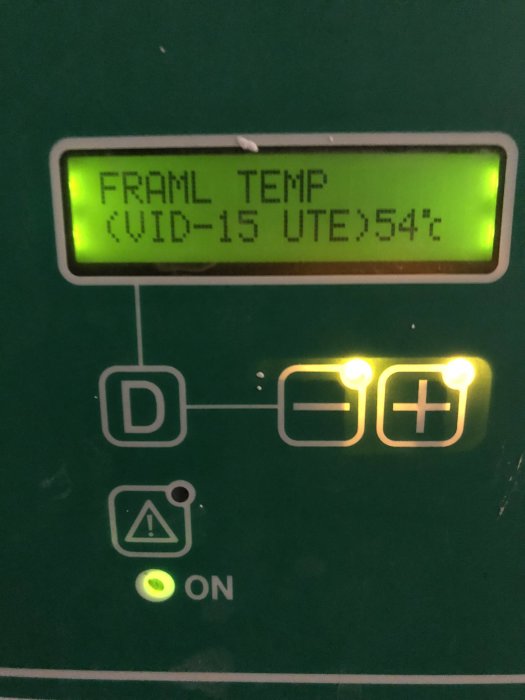 Värmepumpens display visar en framledningstemperatur på 54 grader Celsius.