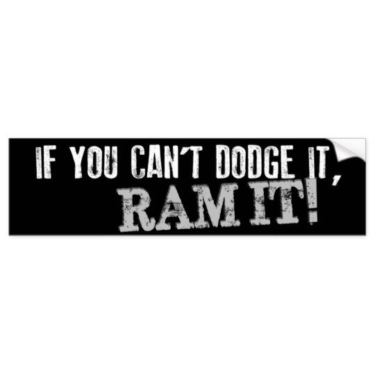 Bumper sticker med texten "IF YOU CAN'T DODGE IT, RAM IT!" på en svart bakgrund.