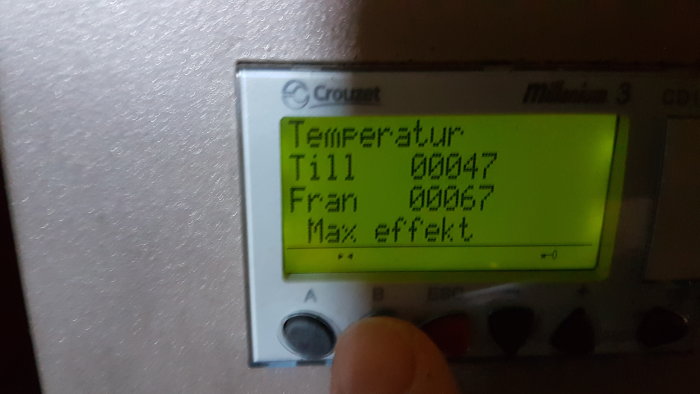 Närbild av en digital display på en brännare som visar temperaturvärden.