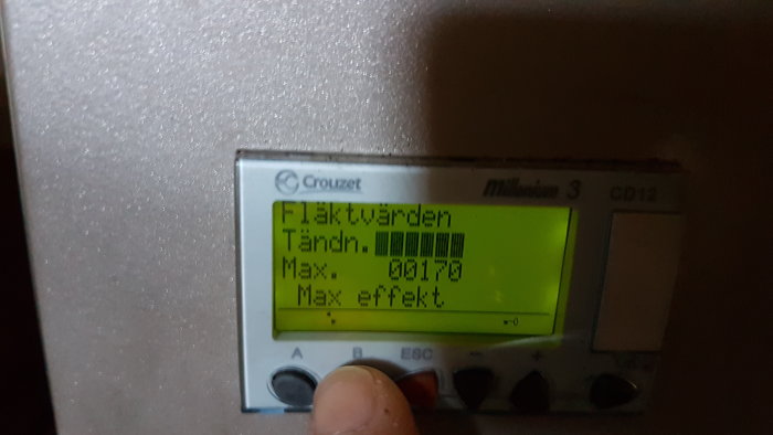 Display på en brännare som visar driftvärden med texten "Fläktvärden Tändn. 0017% Max effekt".