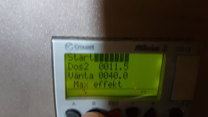 Display på en brännare som visar värden och texten "Start, Des2, Vänta, Max effekt".