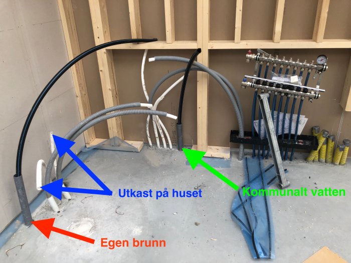 VVS-installation under arbete med rördragning och vattenutkast, märkta för kommunalt och brunnsvatten.