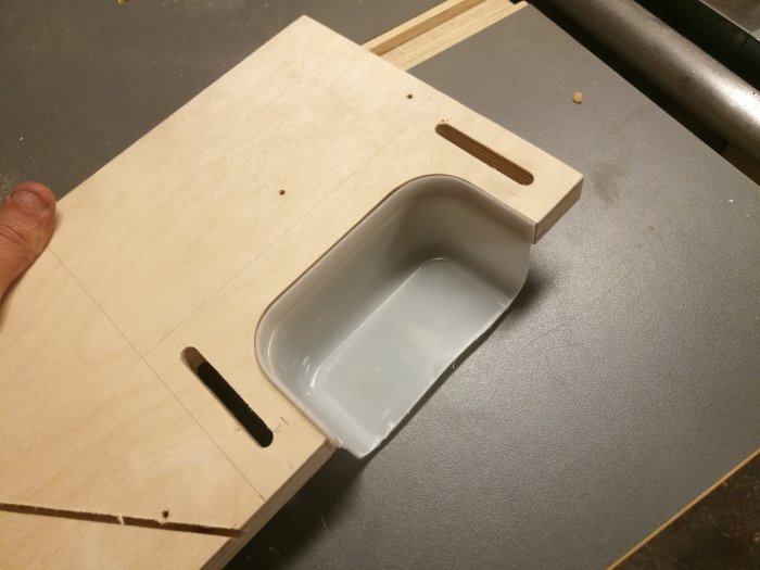 Hemmagjord spånsugaradapter för ändträfräsning med en IKEA matburk och plywood.