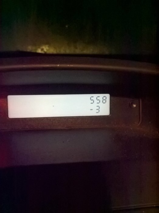 Digital termometer visar en temperatur på -3 grader Celsius, vilket antyder en kall natt.