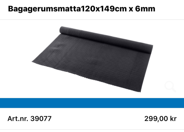 Svart bagagerumsmatta på 120x149cm och 6mm tjocklek rullad delvis, med pris och artikelnummer.