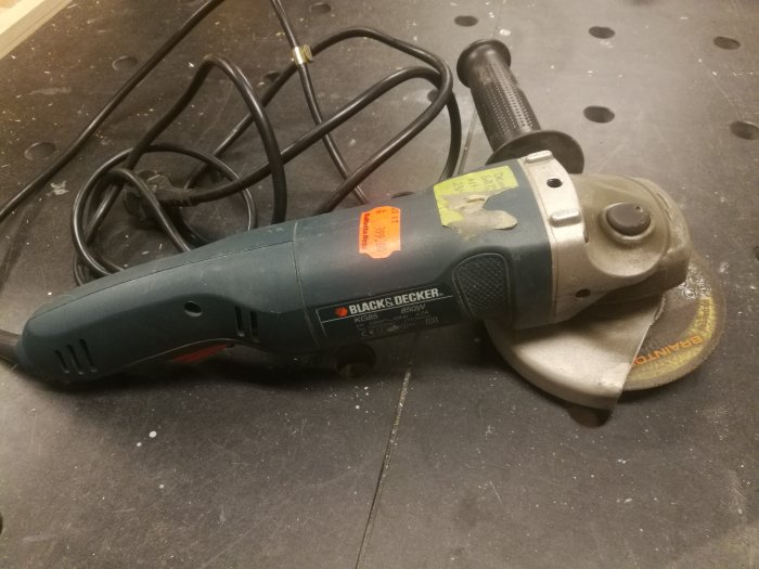 Black & Decker KG85 vinkelslip med kvarvarande prislapp på arbetsbänk.