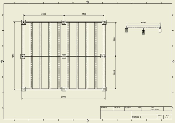 Teknisk ritning av en träkonstruktion med måttangivelser och bärplan, förankrat mot ett hus.