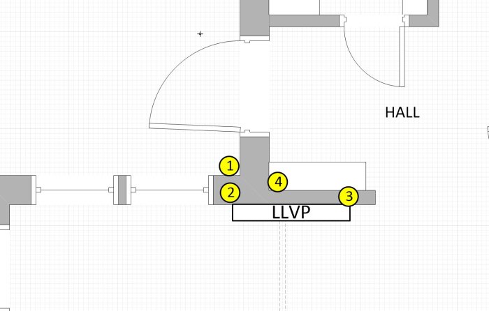 Planskiss som visar alternativa dragningar för kylmedierör till en luft/luft värmepump i ett fritidshus.